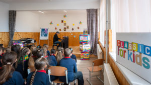Copiii din Siret și din localitățile învecinate sunt invitați la un concert interactiv de muzică clasică în cadrul turneului Classic for Kids