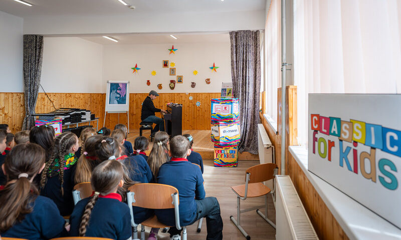 Copiii din Siret și din localitățile învecinate sunt invitați la un concert interactiv de muzică clasică în cadrul turneului Classic for Kids
