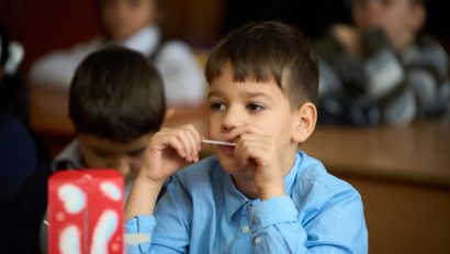 Aproape jumătate dintre părinții care muncesc în străinătate nu pot petrece sărbătorile pascale în țară, unde au rămas copiii lor: cei mai mulți copii au rămas în grija bunicilor și a altor rude