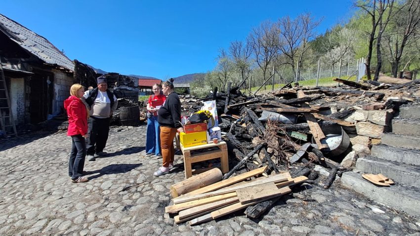 Salvați Copiii România anunță acțiuni de intervenție umanitară la Soveja, unde mai multe familii și-au pierdut casele în incendiu