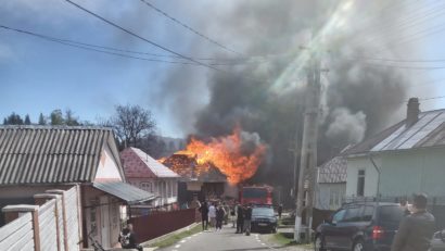 Vrancea: Incendiu la 11 case de lemn din Soveja