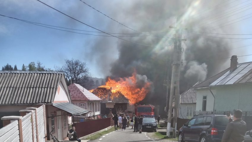 (UPDATE) Vrancea: Incendiu în Soveja/ Mesaj RO-ALERT pentru degajări mari de fum