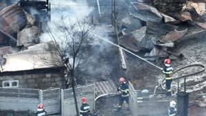 Incendiu la Soveja: Prefectura a dispus evaluarea pagubelor; 29 de locuinţe şi anexe au fost afectate