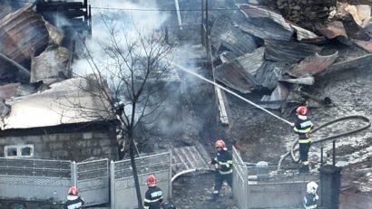 Incendiu la Soveja: Prefectura a dispus evaluarea pagubelor; 29 de locuinţe şi anexe au fost afectate