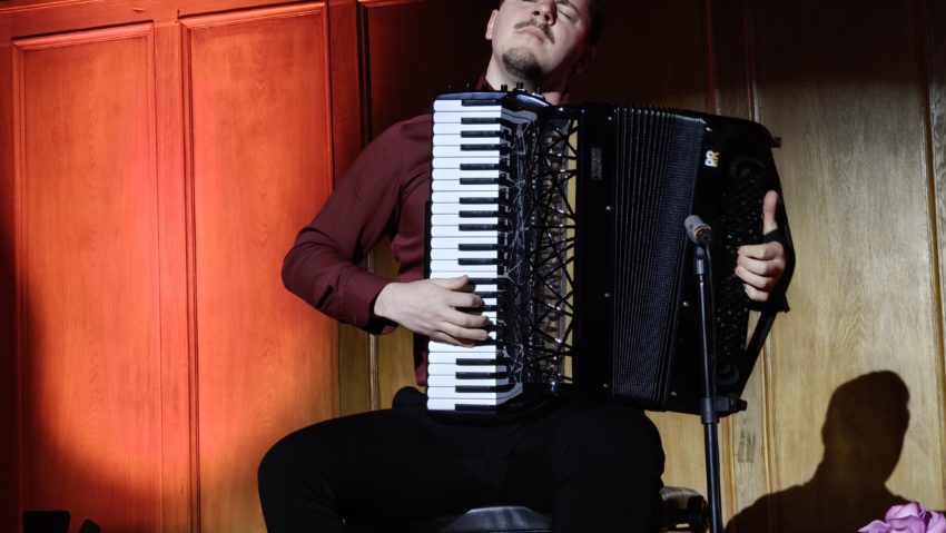 26 aprilie, 18:03-20:00 Acordeonistul Radu Rățoi, „Il Fenomeno”, în concert la Iași – la Univers Muzical cu Daniela Vlad