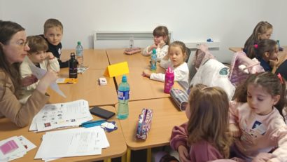 Aproape 1.000 de copii și părinți din 6 județe învață engleza împreună, prin joacă