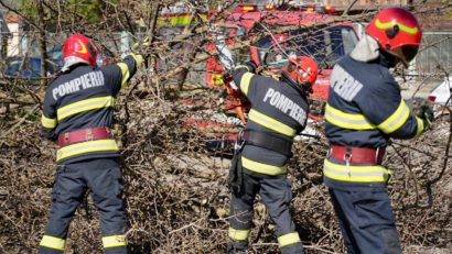Vântul puternic a provocat decesul unei persoane, avarii ale reţelelor electrice şi pagube materiale însemnate în zona Moldovei