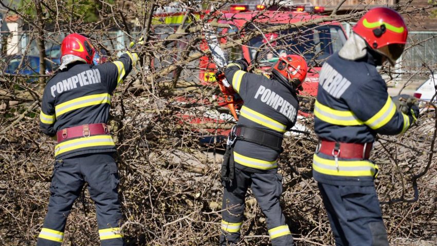 Vântul puternic a provocat decesul unei persoane, avarii ale reţelelor electrice şi pagube materiale însemnate în zona Moldovei