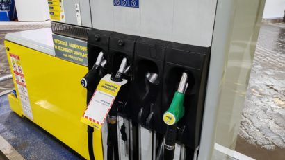 Preţurile combustibililor la pompă au scăzut uşor