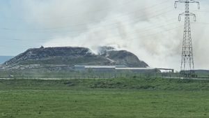 (FOTO) Incendiul de la depozitul de deșeuri din Țuțora, greu de stins: intervenție de peste 24 de ore