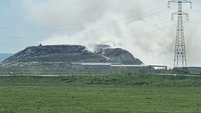 (FOTO) Incendiul de la depozitul de deșeuri din Țuțora, greu de stins: intervenție de peste 24 de ore