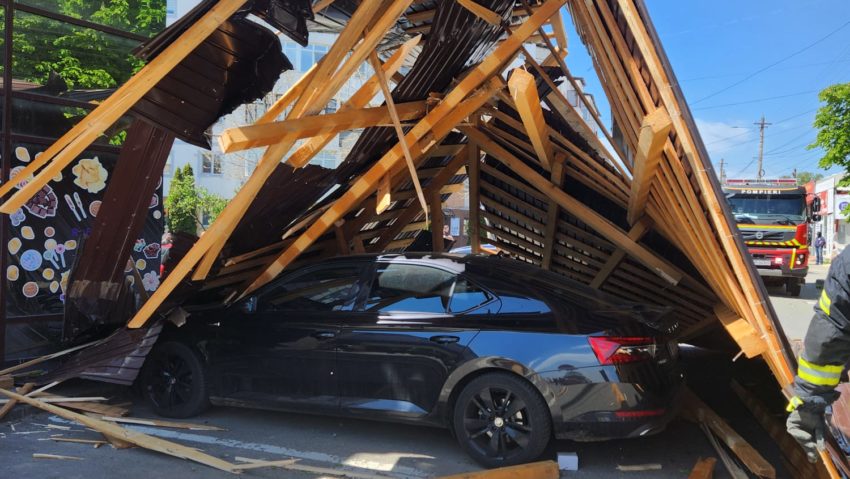 Vaslui: Dosar pentru ucidere din culpă în cazul bărbatului decedat după ce a fost lovit de un acoperiş