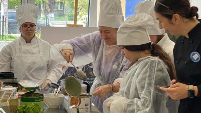 90 de adolescenți din Iași învață să gătească sănătos – ateliere practice în cadrul programului Pepcolandia 2026