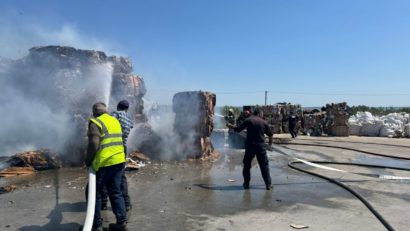 Vrancea: Incendiu la o societate comercială din Adjud; au ars patru tone de deşeuri din carton