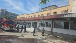 Incendiu la o farmacie din municipiul Iaşi; pompierii intervin cu mai multe autospeciale