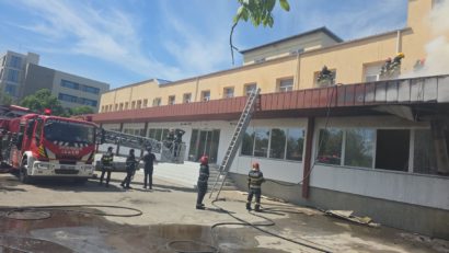 Incendiu la o farmacie din municipiul Iaşi; pompierii intervin cu mai multe autospeciale