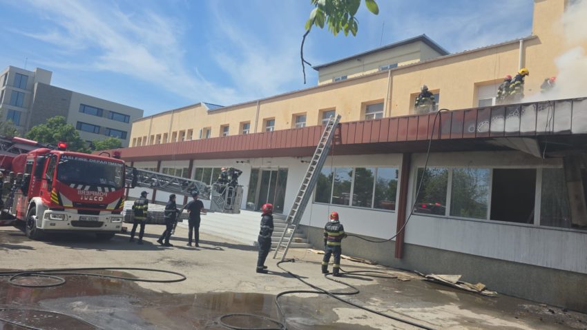 Incendiu la o farmacie din municipiul Iaşi; pompierii intervin cu mai multe autospeciale
