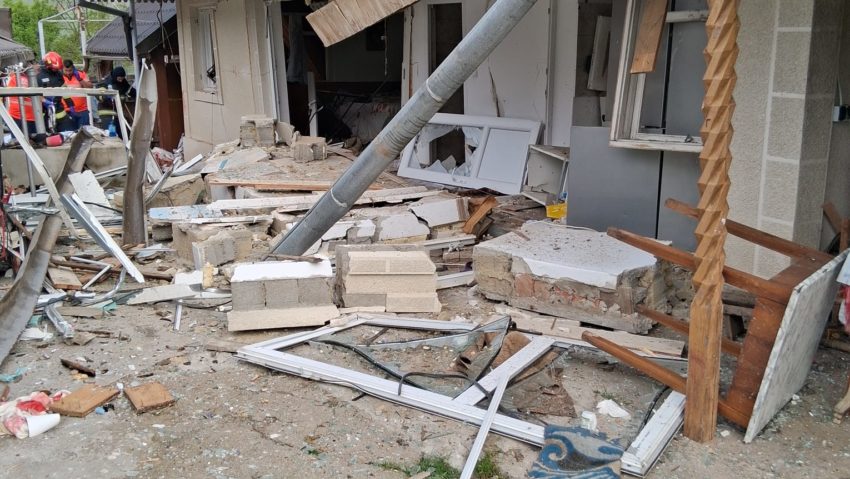 (FOTO) Explozie provocată de acumulare de gaze în localitatea Pogana, județul Vaslui