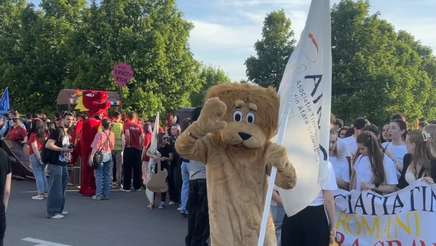 Parada FEstudIS a transformat străzile Iașiului într-un spectacol studențesc. Eduard Iacob, reporter Incubator în „Bună dimineața”