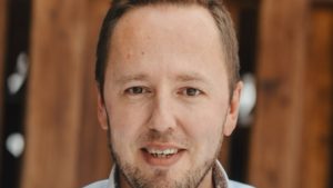 #StareaEducației (INTERVIU) 32 de licee vor pilota planuri-cadru alternative din toamnă. Radu Szekely, consilier onorific al ministrului Educației: ” Nu vorbim despre o cosmetizare a unor planuri care există, ci despre o schimbare de fond. Profesorii devin stăpânii propriei discipline. Elevii pot alege ceea ce consideră util pentru dezvoltarea lor personală și profesională.”
