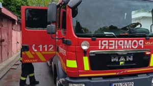 Doi bebeluși de 5 luni, blocați într-o mașină în centrul Vasluiului