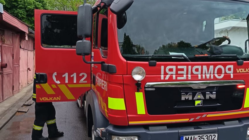 Doi bebeluși de 5 luni, blocați într-o mașină în centrul Vasluiului
