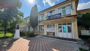 (INTERVIU/FOTO) Festival intercultural și activități inovatoare la Zilele Liceului Teoretic ”Ion Neculce” din Iași, școală pilot la nivel național. Marilena Bârsan, directorul instituției: „Îi așteptăm pe elevi și părinți nu doar cu porțile deschise, ci și cu inima deschisă.”