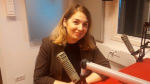 #StareaEducației (INTERVIU) Primul calculator cuantic din Europa de Est ajunge la Iași. Conf.dr. Andreea Arusoaie: Este un pas foarte mare pentru cercetare și educație. Calculul cuantic schimbă modul în care gândim. Nu o să citim e-mailuri pe calculatorul cuantic, dar putem rezolva probleme care par imposibile astăzi.