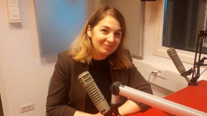 #StareaEducației (INTERVIU) Primul calculator cuantic din Europa de Est ajunge la Iași. Conf.dr. Andreea Arusoaie: Este un pas foarte mare pentru cercetare și educație. Calculul cuantic schimbă modul în care gândim. Nu o să citim e-mailuri pe calculatorul cuantic, dar putem rezolva probleme care par imposibile astăzi.