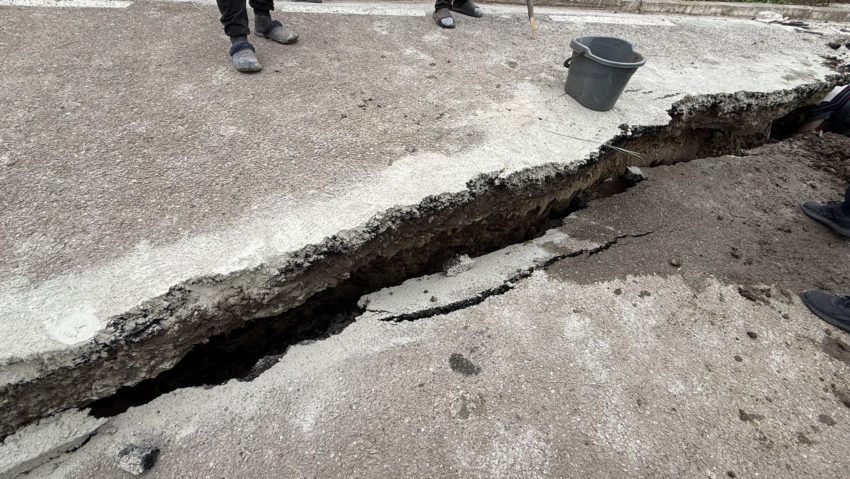 (AUDIO) Alunecare de teren în Vaslui: Trei locuințe au rămas izolate la Dodești