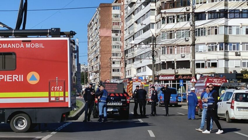 Specialişti ai MApN, MAI şi SRI continuă cercetările în zona blocului lovit de o dronă în Galaţi