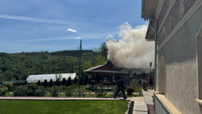 (FOTO) Vrancea: Incendiu la o anexă a Mănăstirii Recea