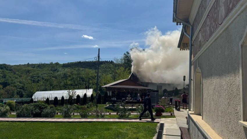 (FOTO) Vrancea: Incendiu la o anexă a Mănăstirii Recea