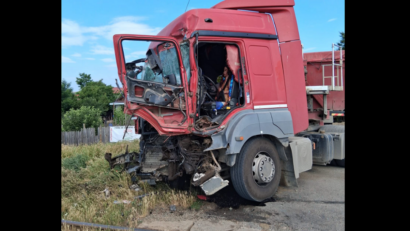 Vaslui: TIR lovit de tren la Tutova; o personă a suferit multiple traumatisme