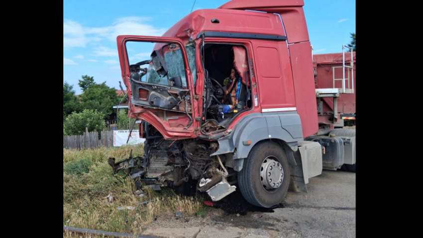 Vaslui: TIR lovit de tren la Tutova; o personă a suferit multiple traumatisme