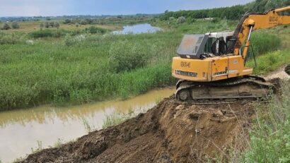 Botoșani: Exploatare ilegală de nisip și pietriș pe malul râului Siret