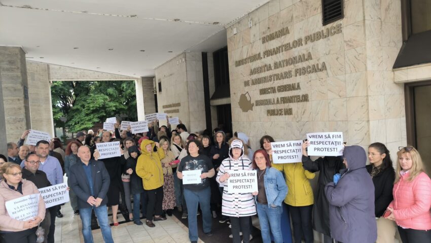 (AUDIO/FOTO) Angajații Finanțelor din Iași contestă noua lege a salarizării