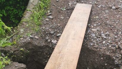 (FOTO) NEAMȚ: Zeci de persoane izolate la Grințieș după ce un pod a fost afectat de viituri