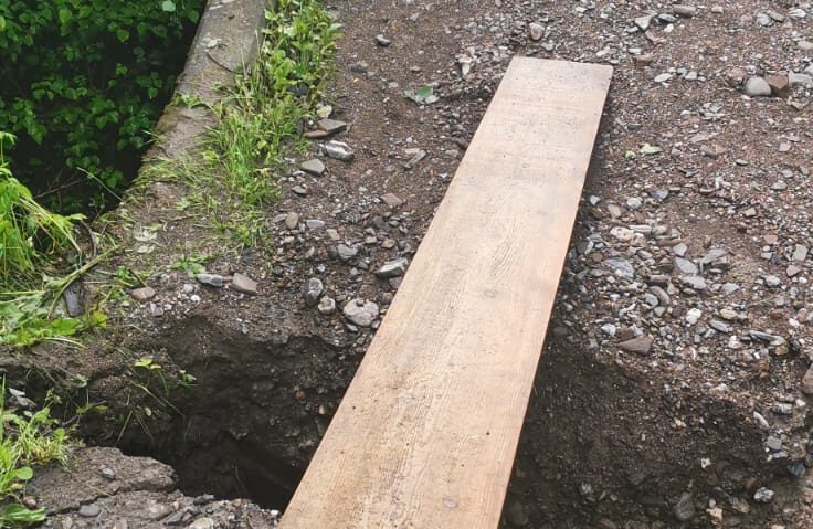 (FOTO) NEAMȚ: Zeci de persoane izolate la Grințieș după ce un pod a fost afectat de viituri