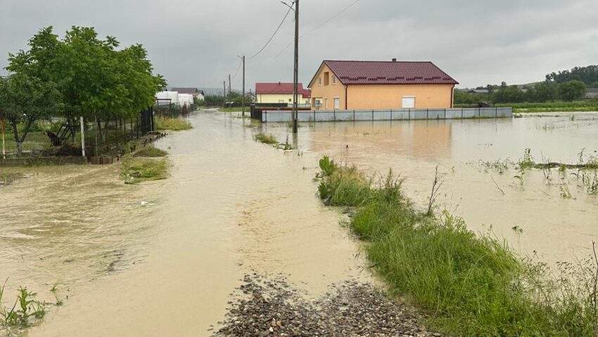 (FOTO) Intervenții ale pompierilor și drumarilor în județul Botoșani din cauza ploilor