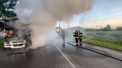 Un TIR încărcat cu 30 de tone de cereale a luat foc în mers pe o stradă din Vaslui
