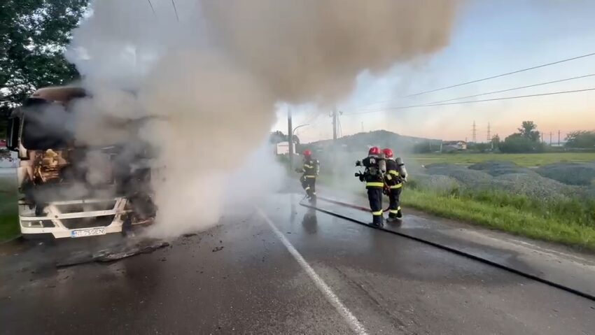 Un TIR încărcat cu 30 de tone de cereale a luat foc în mers pe o stradă din Vaslui
