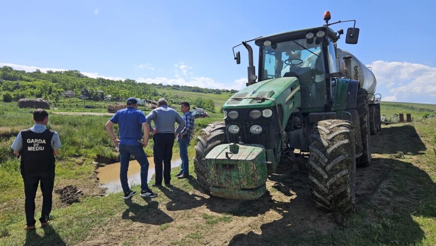 (FOTO) Alertă ecologică majoră în județul Botoșani, după ce o soluție chimică a ajuns în pârâul Cozancea