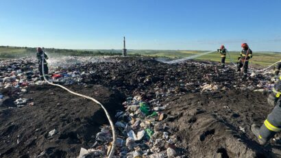 Pompierii din Botoşani au intervenit pentru stingerea unui incendiu izbucnit la depozitul ecologic de deşeuri din localitatea Stăuceni
