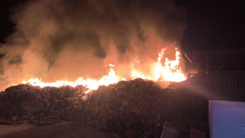 (FOTO) Suceava: Pompierii intervin de ore întregi la incendiul izbucnit la o stație de reciclare din Stroiești