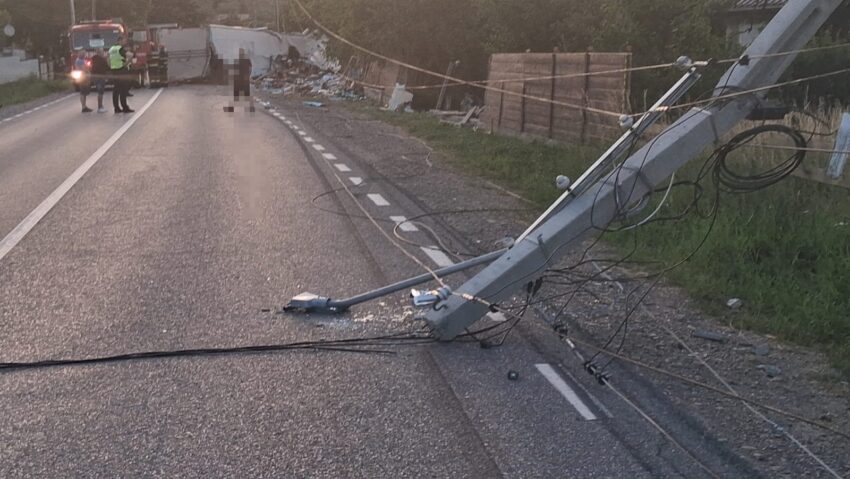 Neamţ: Un camion care s-a răsturnat pe DN 15B a lovit stâlpi, un gard şi o ţeavă de gaze; doi răniţi