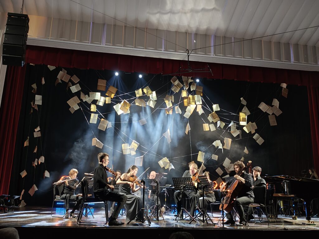 Ansamblul danez Esbjerg, interpretând Rapsodia I de George Enescu, aranjament semnat Ștefan Diaconu