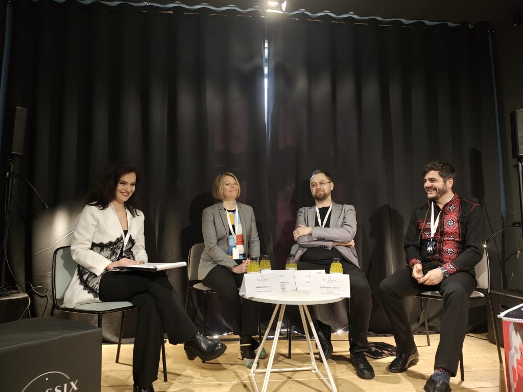 Festivalul Classix, Panel de discuții 4 martie, Black Coffee, White Pages, care propune o conversație despre presiunea de a crea și despre fragilitatea procesului artistic. Discuția explorează mecanismele interioare ale minții, blocajul creativ și felul în care artiștii pot continua să creeze în absența certitudinilor.Invitații sunt Gabriella Bergman (DK), director al Esbjerg Ensemble; Ștefan Diaconu (RO), muzician și compozitor, manager al Musica Coloris Publishing, alături de Paul Pintilie (RO), muzician, compozitor și cadru universitar. Moderatorul întâlnirii va fi Izabela Vieriu (RO), compozitor și dirijor.