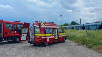 (FOTO) Neamţ: Copilul care a suferit arsuri după a urcat pe un vagon de tren şi s-a electrocutat, transportat la Bucureşti