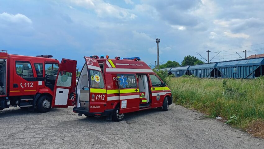 (FOTO) Neamţ: Copilul care a suferit arsuri după a urcat pe un vagon de tren şi s-a electrocutat, transportat la Bucureşti